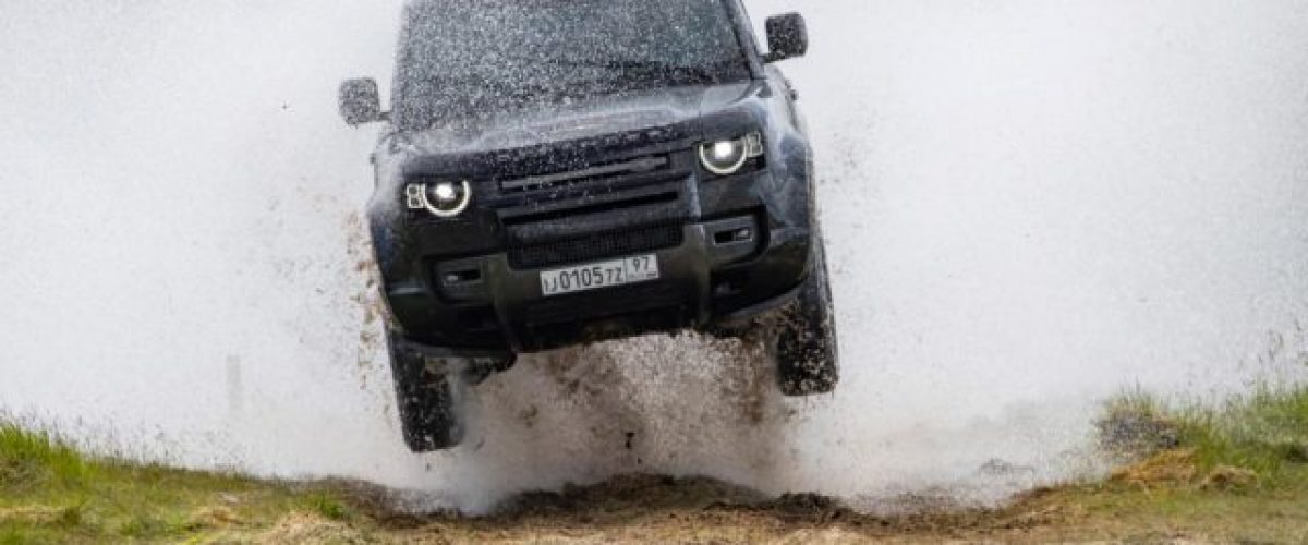 The-New-Land-Rover-Defender-in-action-640x427